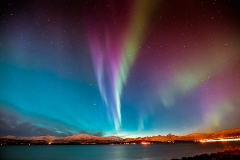 トロムソ大学の上空にかかるオーロラの光