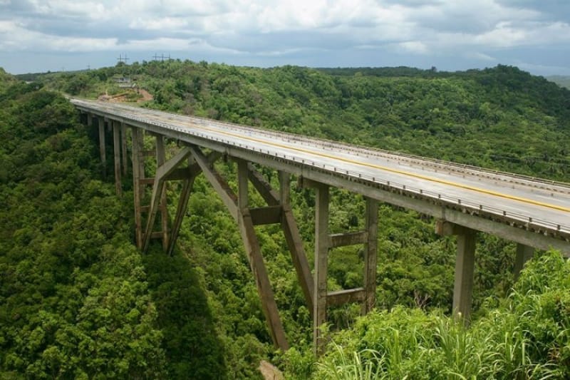 雄大な景色を眺められる バクナヤグア橋