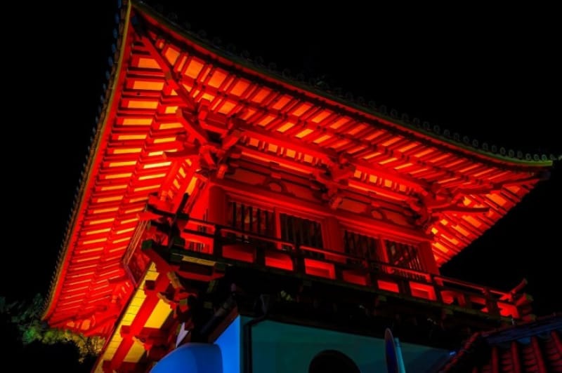 まるで竜宮城!武雄温泉のシンボル「楼門」