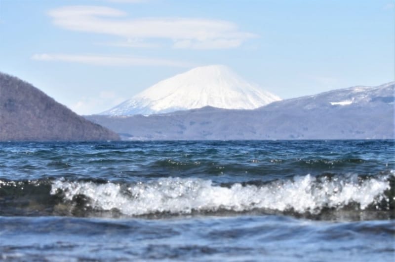 96484:雪の羊蹄山と春の洞爺湖