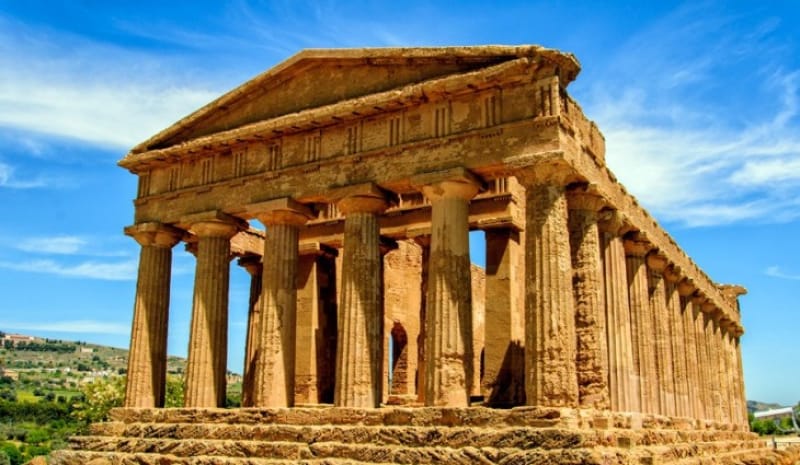 神殿の谷にギリシャ建築が広がるアグリジェント