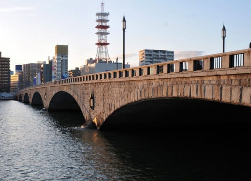 新潟市シンボルである、信濃川にかかる萬代橋です。