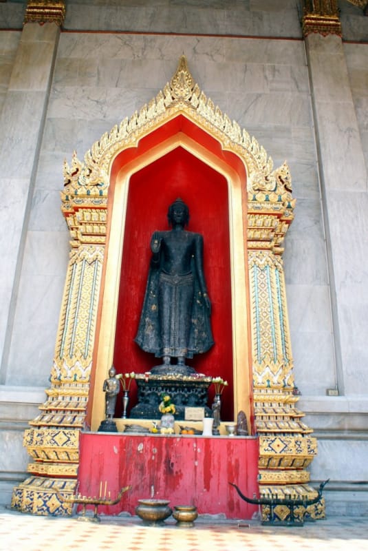 金色の彫刻が施された 黒い仏像