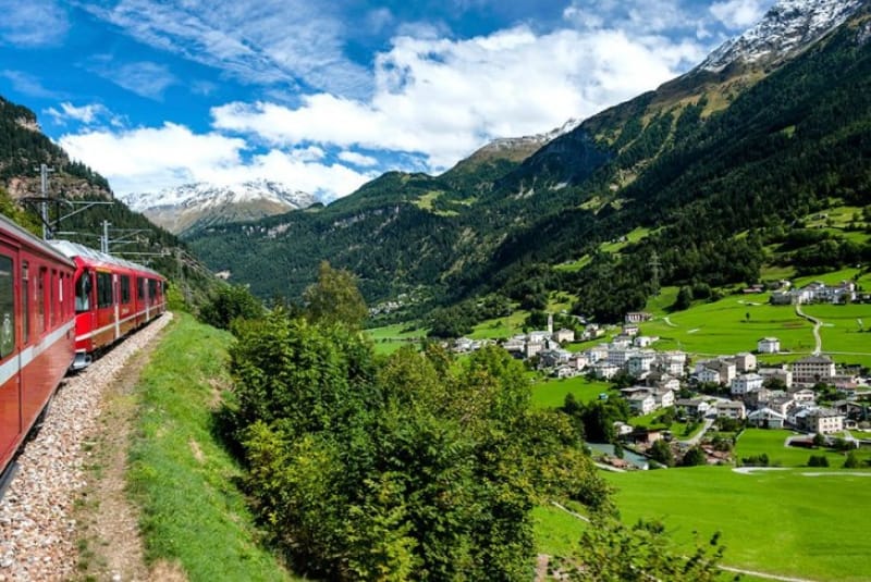 車窓からのアルプスは絶景!『レーティシュ鉄道アルブラ線・ベルニナ線と周辺の景観』