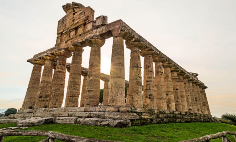 巨大なギリシャ神殿とローマ遺跡が混在するパエストゥム