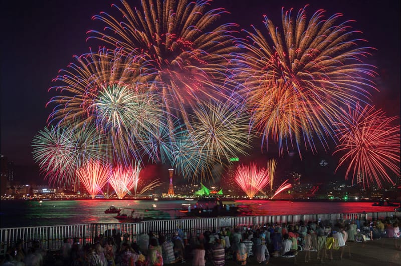 神戸港の1000万ドルの夜景とともに…『みなとこうべ海上花火大会』