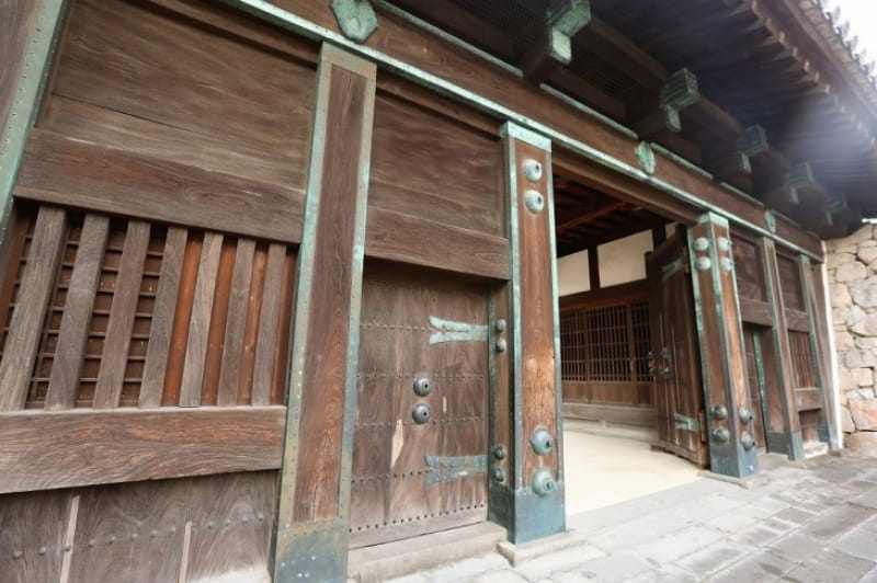動乱の傷跡が残る「鯱(しゃち)の門」と復元された「本丸御殿」