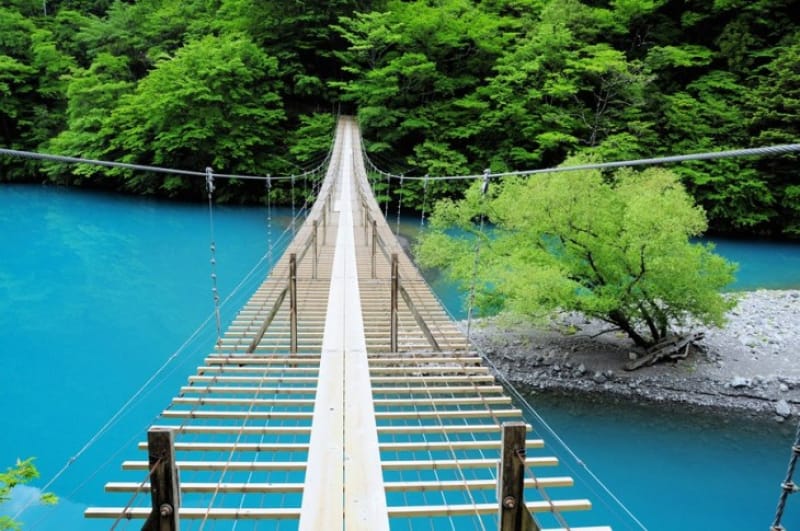 足元には圧倒的な青・静岡〈夢の吊り橋〉