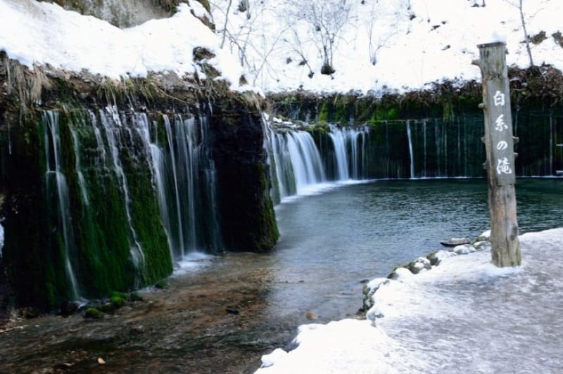 幅70 mの雄大な景色・白糸の滝