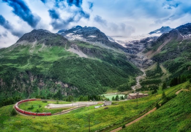 アルプスの山々への鉄道の旅の車窓は絶景です