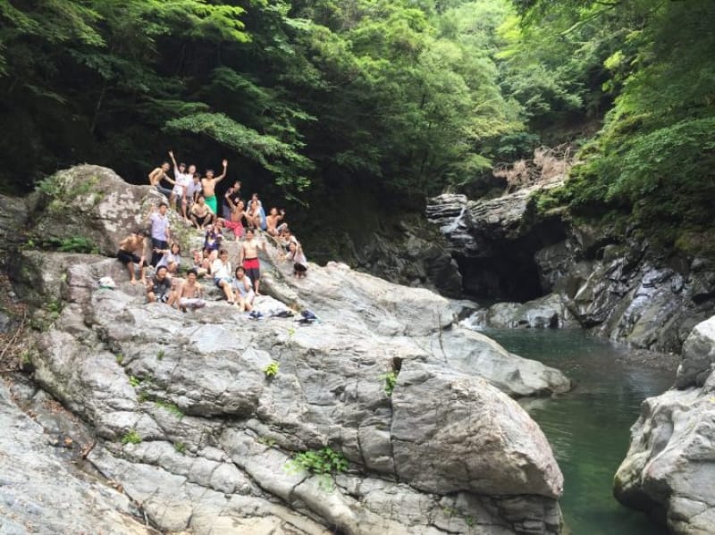 94126:滝壺は絶好の水場です