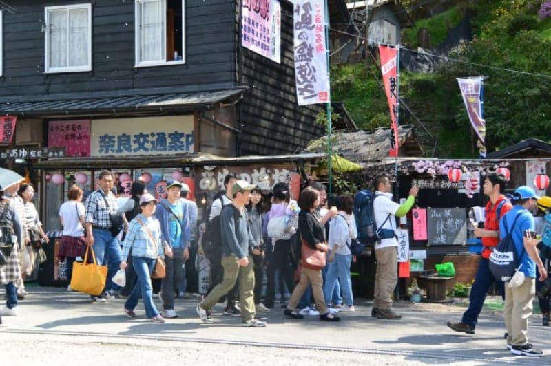 100417:山上にはたくさんの屋台が