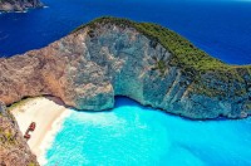 紅の豚の舞台!難破船が眠るザキントス島の『ナヴァイオビーチ』 | wondertrip