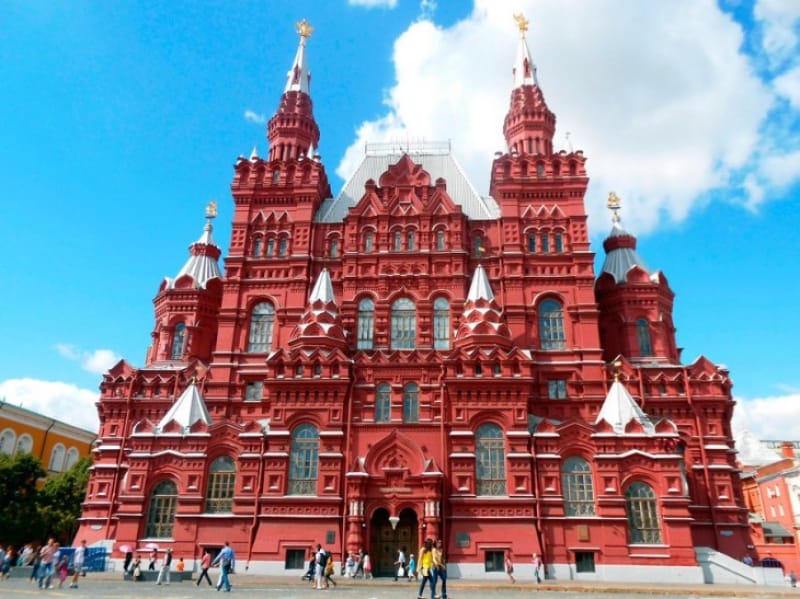 赤くそびえ立つロシア国立歴史博物館