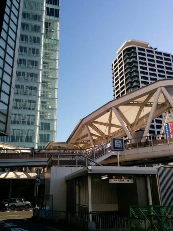 97855:歩道橋をわたると展望台エレベーターまで近い