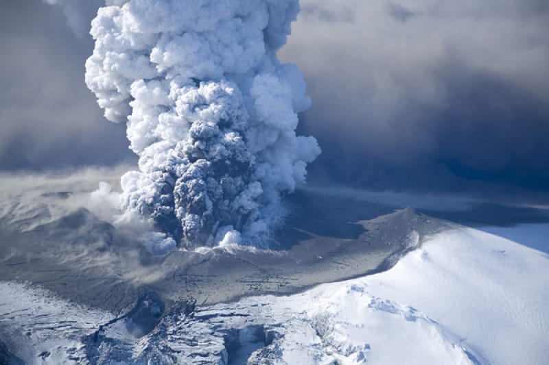 氷河なのに噴火するアイスランドの火山 エイヤフィヤトラヨークトル Tabiyori どんな時も旅日和に