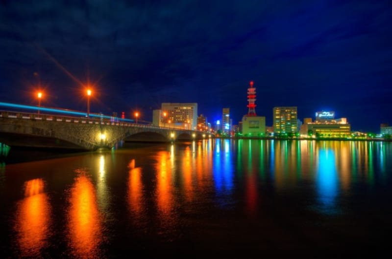 新潟市内にある萬代橋と万代周辺の夜景です。