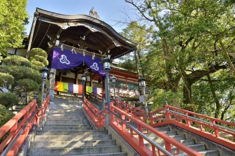 由緒ある寺院と紅葉・信貴山朝護孫子寺