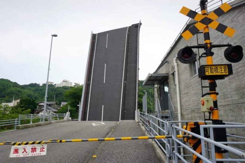 99952:線路はないけど踏切はある!橋の可動をお知らせ