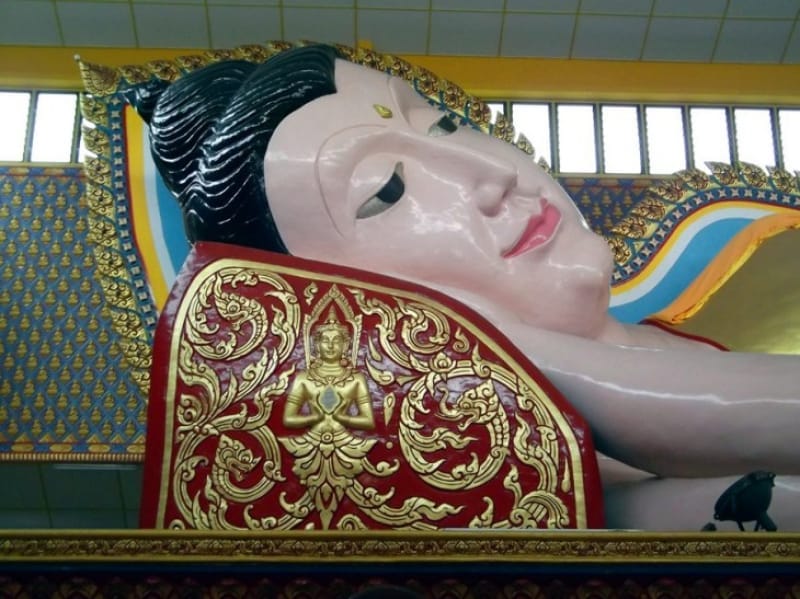 壮大な寝釈迦佛寺院(ワットチャヤマンカララーム)