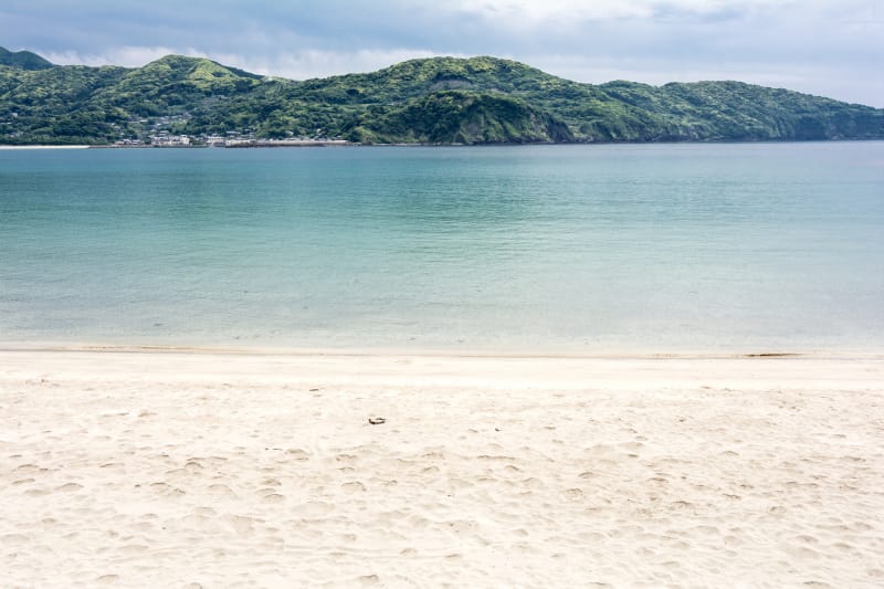 エメラルド色の海岸が美しい!
