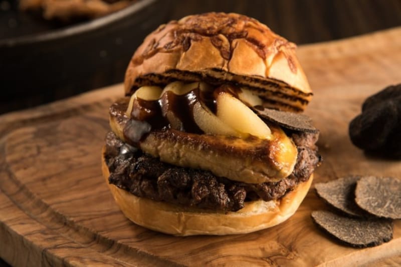 92225:こんなハンバーガー見たことない!贅を尽くした「トランプバーガー」