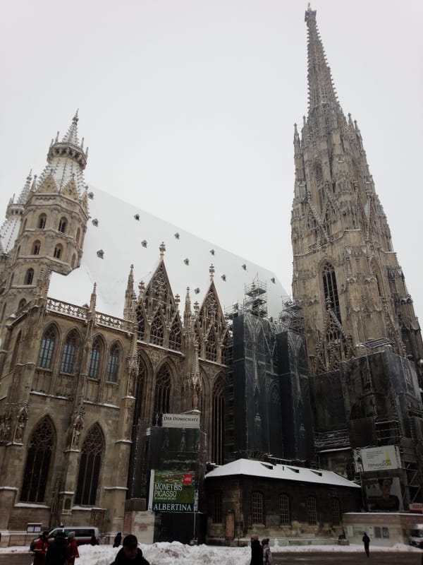 シュテファン寺院はモザイク柄の屋根が見どころ ユニークな建築様式も必見 Tabiyori どんな時も旅日和に