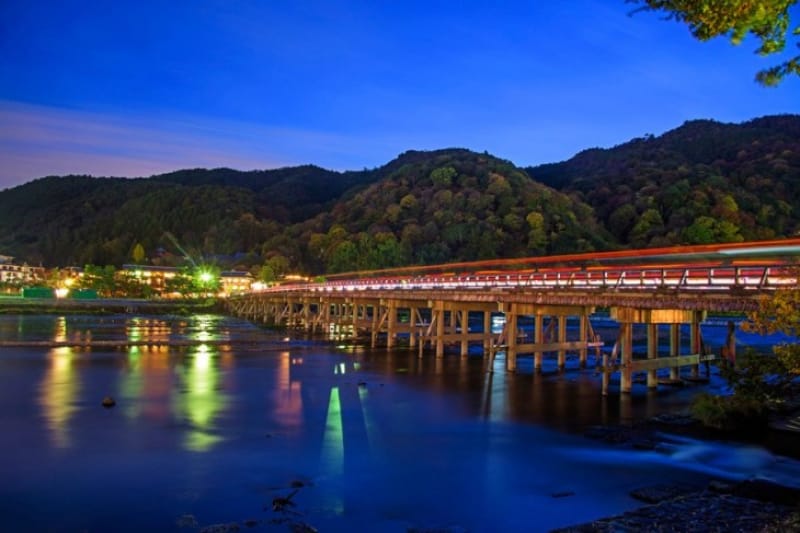 日本の古都のシンボル・京都〈渡月橋〉