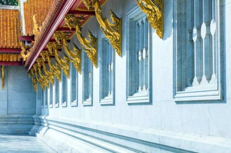 金の彫刻が映える真っ白な壁