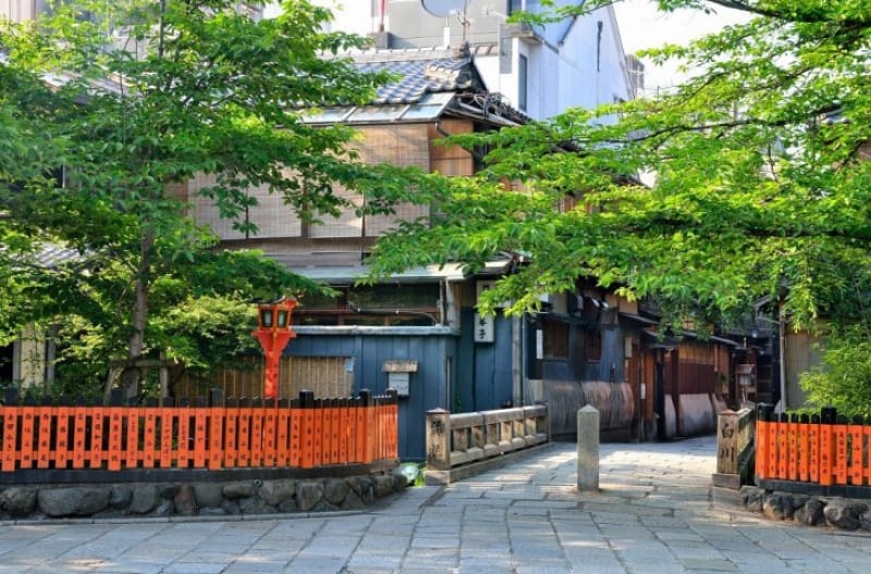 (1)伝統的な建物が並ぶ、祇園白川