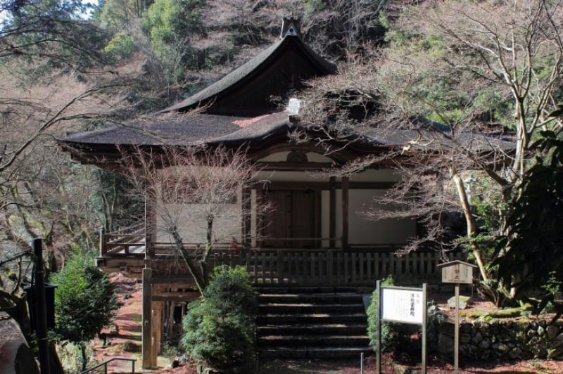 (2)懸造りの風情漂う「清瀧宮拝殿」