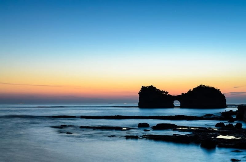 夕日を眺めるならここ・円月島