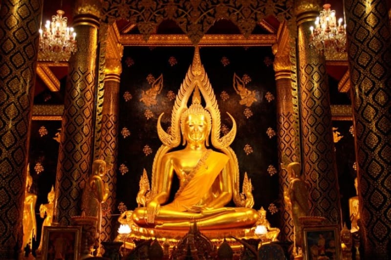 タイで最も美しいといわれるピサヌロークにある チナラート仏