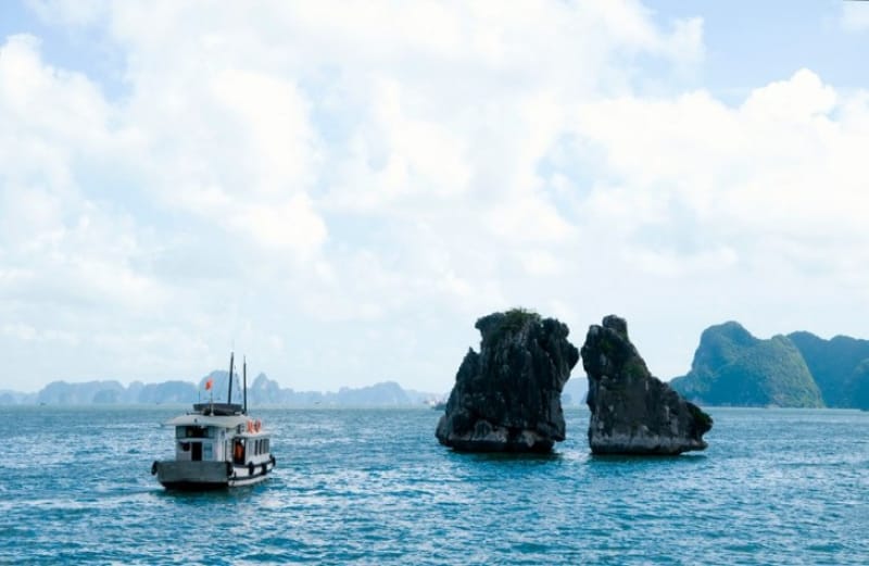 闘鶏岩と魚影岩