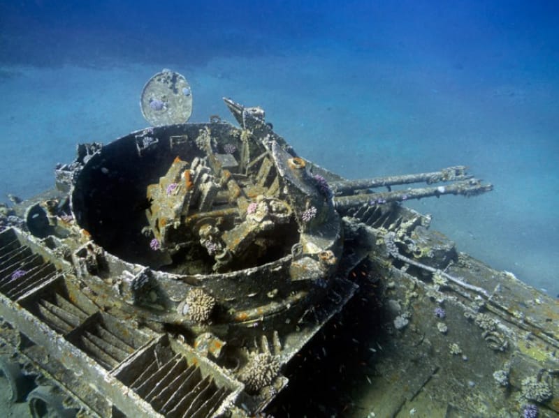 海底に沈む戦車