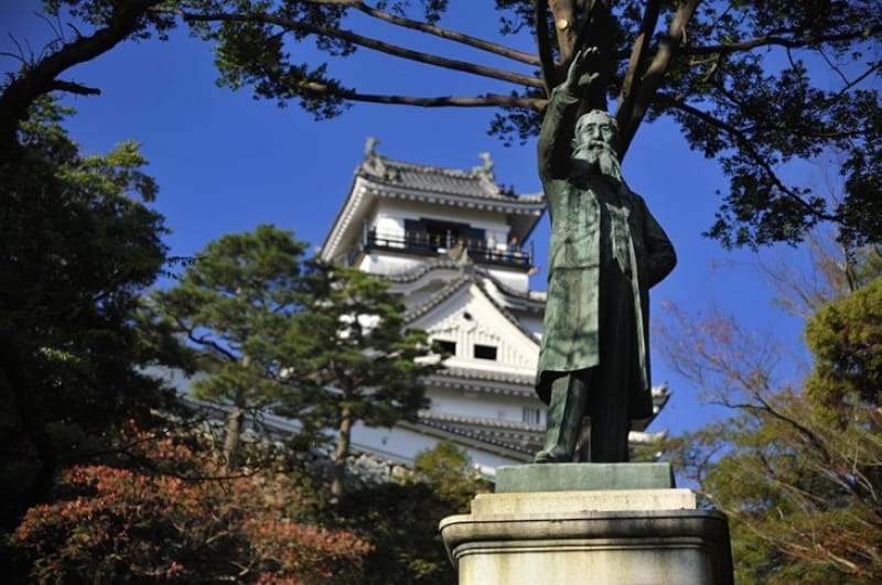 城の周り、東側にはどんな建物がある?
