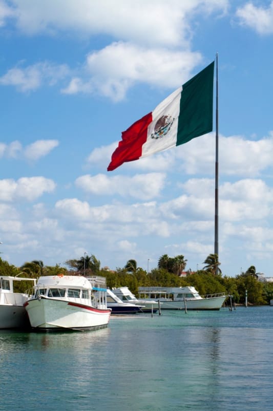 海辺で風になびくメキシコ国旗