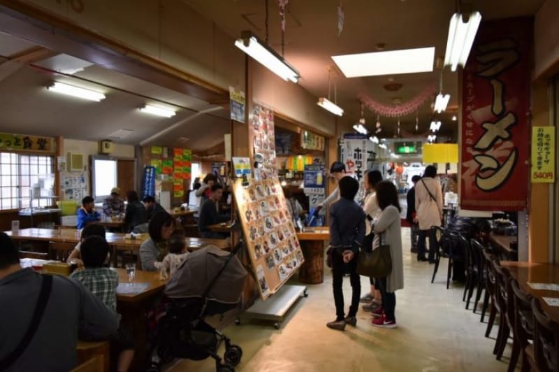 97380:豪華な朝食を楽しむセレブなファミリーたち
