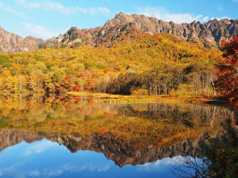 池に映り込む絶景・戸隠高原