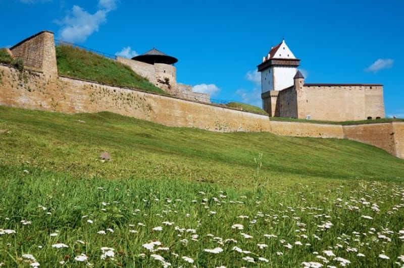 ロシア国境に建つ ナルヴァ城
