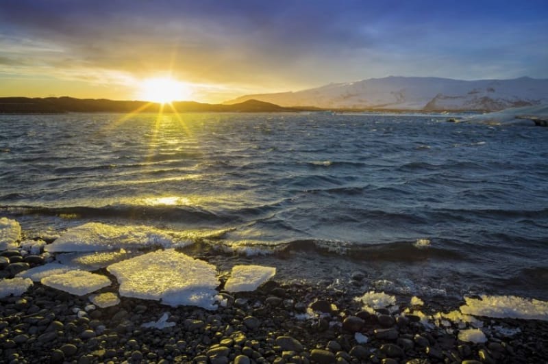 壮大で凍てつくような海を見てたら悩みも消えそう アイスランドの Iceberg Beach Iceland Tabiyori どんな時も旅日和に